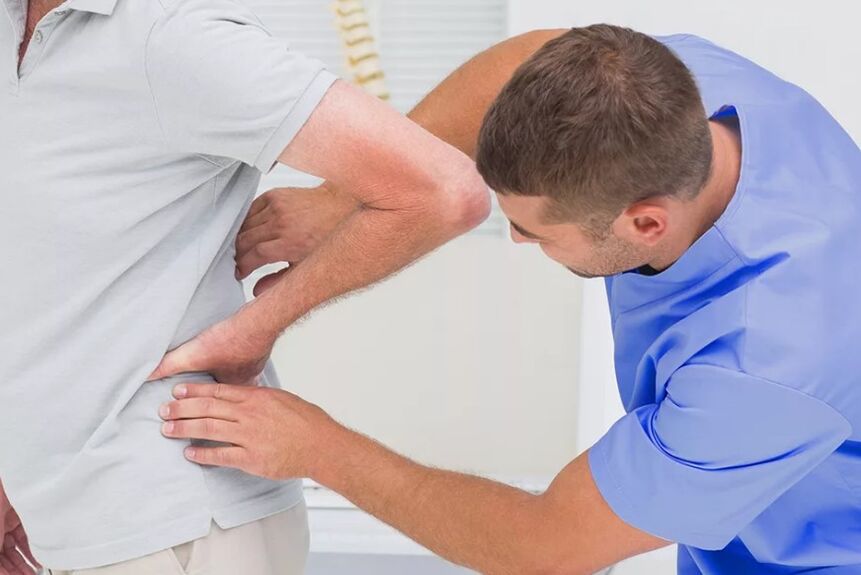 Bolnik z bolečinami v spodnjem delu hrbta pri diagnostičnem pregledu zdravnika
